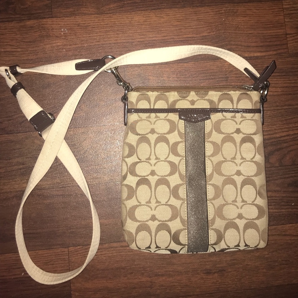 SIGNATURE COACH CROSSBODY
